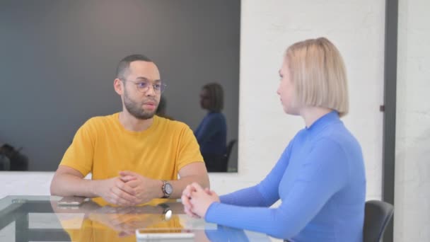 Mixed Race Creative Man Μιλώντας με ξανθιά γυναίκα - Πλάνα, βίντεο