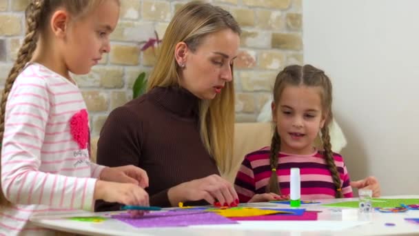 Close-up de cortes de mulher com crianças objeto de papel colorido. Conceito de jardim de infância. Imagens 4k de alta qualidade - Filmagem, Vídeo