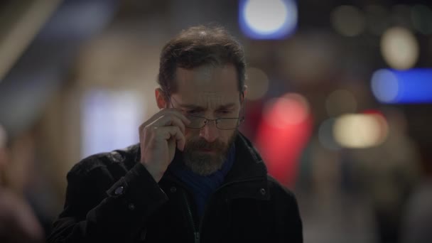 Ritratto di uomo pensieroso Pensare preoccupato Guardando le persone pendolarismo - Filmati, video