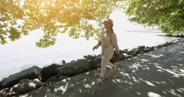 Vrouwelijke persoon Wandelen bij Lake Pier vakantiebestemming. Hoge kwaliteit 4k beeldmateriaal - Video