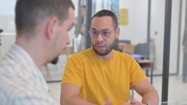 Dühös vegyes fajú férfi vitatkozik kollégájával - Felvétel, videó