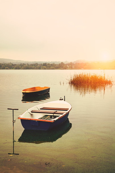 Дерев'яні човни на озері
 - Фото, зображення