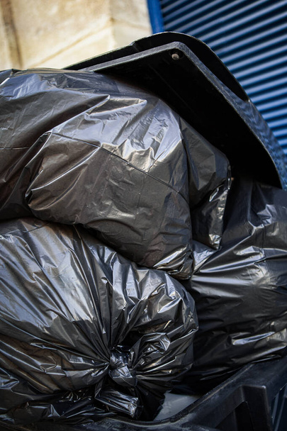Muovipussit jäteastiaan - Valokuva, kuva