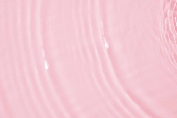 Astratto trasparente acqua ombra superficie texture ondulazione naturale su sfondo rosa - Foto, immagini