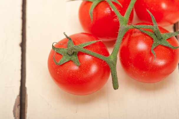 tomates cherry frescos en un racimo
 - Foto, imagen