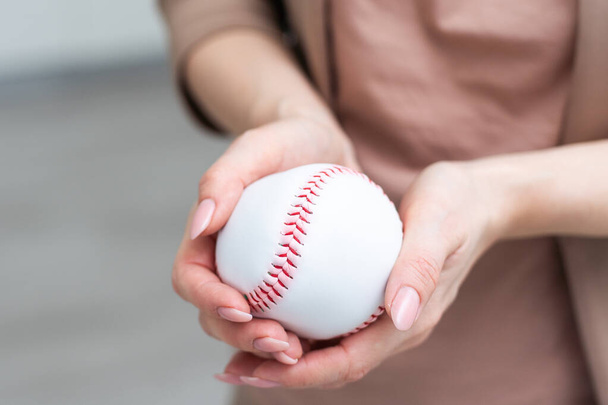 Pieni lelu baseball eristetty valkoisella taustalla. Laadukas kuva - Valokuva, kuva