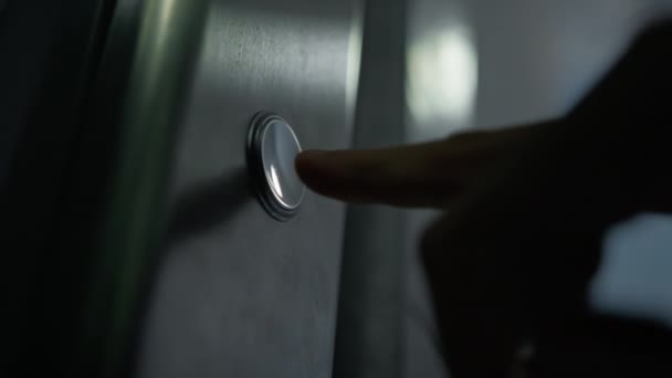 Рука людини натискає кнопку для виклику ліфта в палаці. - Кадри, відео