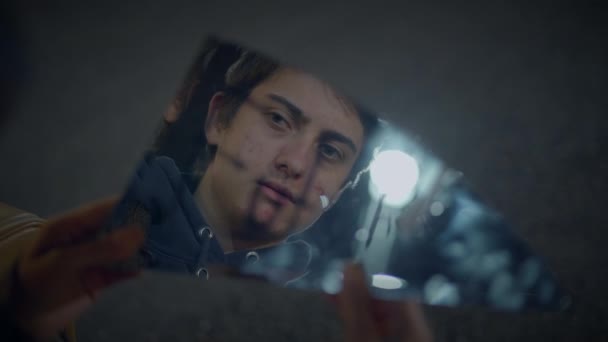 Στοχαστικό αρσενικό πρόσωπο κοιτάζοντας σε καθρέφτη Σκέψη και αυτο-ανάκλαση - Πλάνα, βίντεο