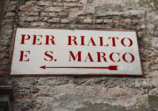 İtalya 'da Venedik' te duvarda eski bir tabela var. Rialto Köprüsü 'nde ya da Saint Mark Meydanı' nda bir yazı var. - Fotoğraf, Görsel