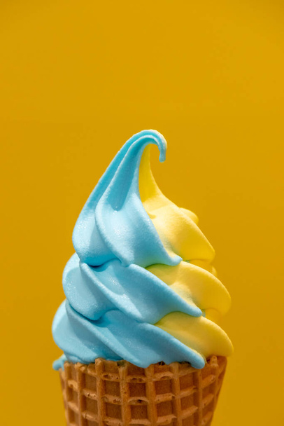 青と黄色のアイスクリーム ワッフルコーン,黄色の背景 - 写真・画像
