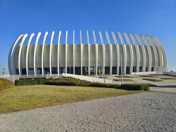 Hokey hentbol voleybolu gibi spor müsabakalarında kullanılan çok amaçlı modern beyaz spor binası kompleksi diğer spor müsabakaları ve çeşitli konser fuarları fuarları fuarları gibi. - Fotoğraf, Görsel