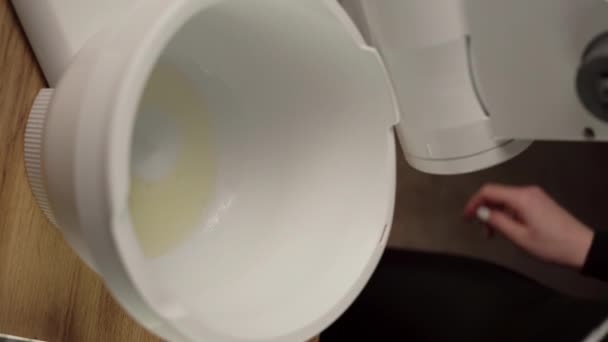 Szef gospodarstwa stoisko mikser przymocowanie trzepaczki do białek jaj. Mikser elektryczny z białkami jaj. Pionowe wideo - Materiał filmowy, wideo