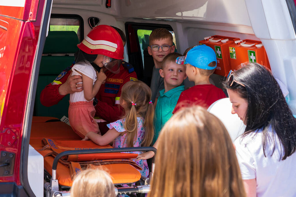 1 июня 2023 года Бельцы, Молдова. Для иллюстрированного назидательного использования. Детей развлекают спасатели и пожарные - Фото, изображение