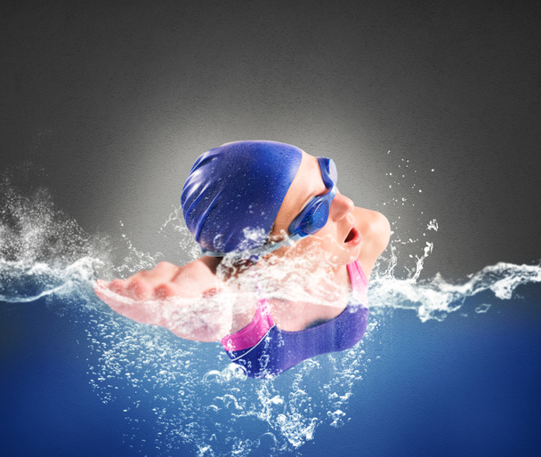 Κορίτσι κολυμπάει στην πισίνα - Φωτογραφία, εικόνα