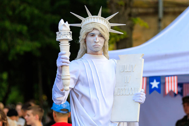 19 de mayo de 2023 Beltsy, Moldova. Para uso editorial ilustrativo. Escultura viva de la Estatua de la Libertad. Celebración de los Días de la Cultura Americana - Foto, Imagen
