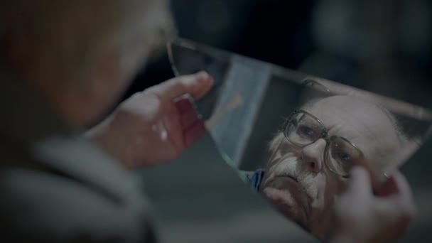 Άστεγος Ταξιδιώτης Ανακαλύφθηκε σπασμένο γυαλί καθρέφτη έξω τη νύχτα - Πλάνα, βίντεο