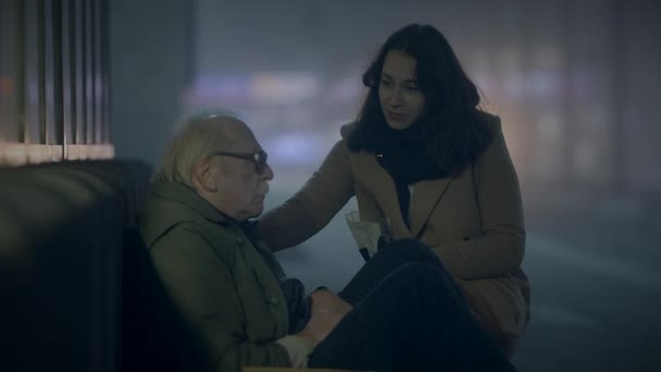凍える夜に助けを待っているうつ病で賢明な老人街の人 - 映像、動画