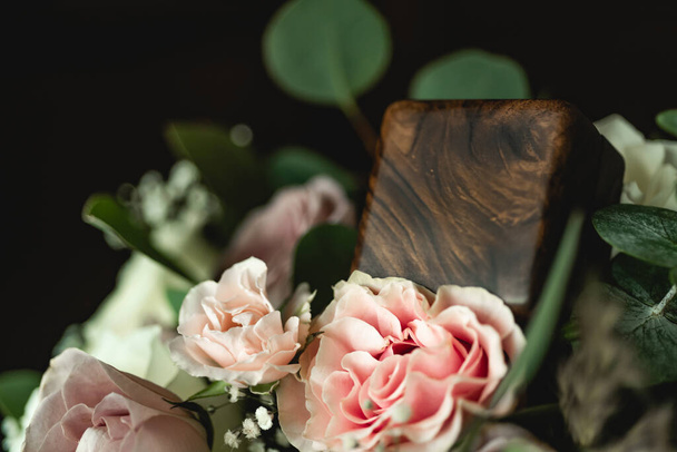 Букет являє собою колекцію квітів в творчому оформленні, широко використовується на весіллях, символізм залежить від типів використовуваних квітів і культури. Весільний букет  - Фото, зображення