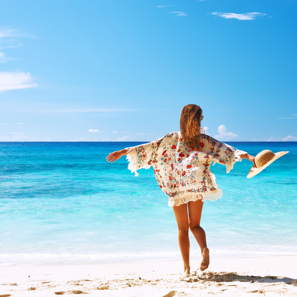 Mulher com sarong na praia
 - Foto, Imagem