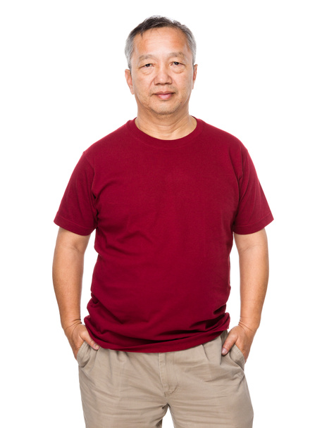 Viejo hombre asiático en camiseta roja
 - Foto, Imagen