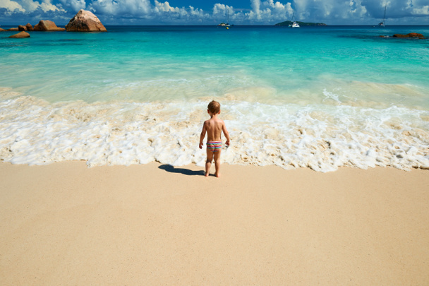 chłopiec dziecko gra na plaży - Zdjęcie, obraz