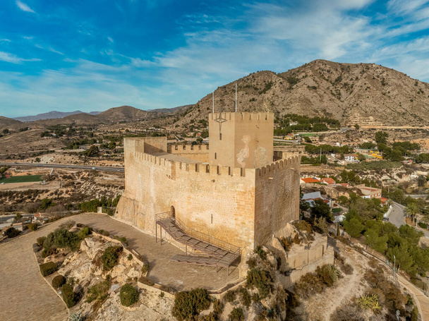 Вид з повітря на Петро, середньовічне місто і замок вершини пагорба з відновленою вежею і бійницями поблизу Ельди Іспанія - Фото, зображення