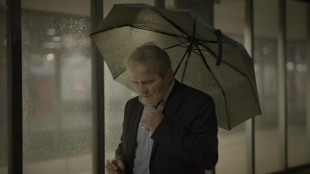 Frustrovaný starý obchodník nešťastný čekání venku pocit negativní emoce - Záběry, video