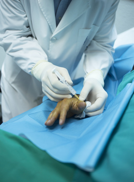 Chirurg arts injecteren patiënt in hospital Clínic - Foto, afbeelding