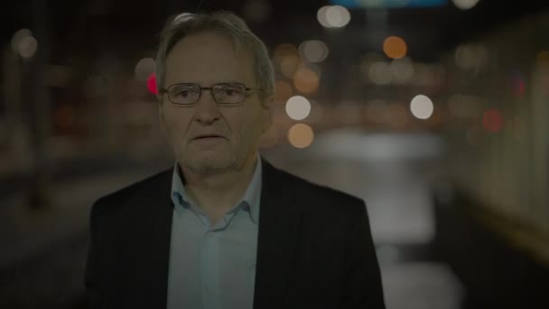 Väsynyt närkästynyt Vanhukset Mies Henkilö pahoittelee Virhe ulkopuolella sateessa - Materiaali, video