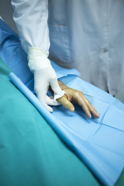 Chirurg spritzt Patient in Klinik - Foto, Bild