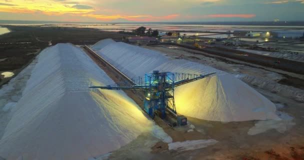 Kilátás egy sós lapos gyár mellett a tenger. A nyersanyagok nagy mennyiségben készen állnak az exportra. - Felvétel, videó