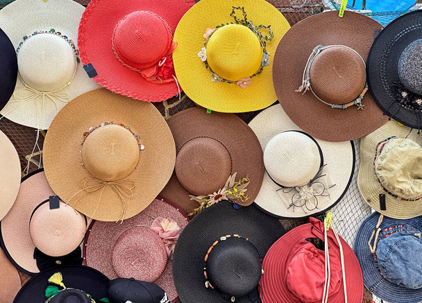 San Pedro Mercado 'nun merkez pazarında Cusco' da renkli şapkalar sergilenmektedir.. - Fotoğraf, Görsel