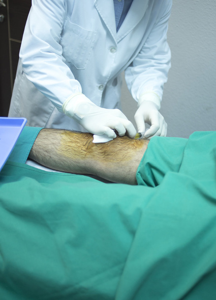 Chirurg arts injecteren patiënt in hospital Clínic - Foto, afbeelding