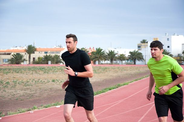 Два чоловіки біжать на біговій доріжці
 - Фото, зображення