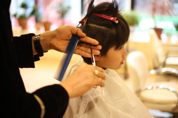 mężczyzna fryzjer cięcia chłopiec włosy - Zdjęcie, obraz