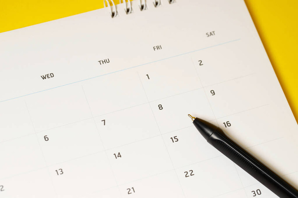 calendrier du mois civil pour prendre rendez-vous réunion ou gérer l'horaire chaque jour pose et stylo sur fond jaune pour planifier le travail et le concept de voyage.  - Photo, image
