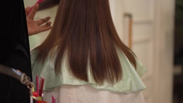 Мужской парикмахер стрижет женские волосы - Кадры, видео