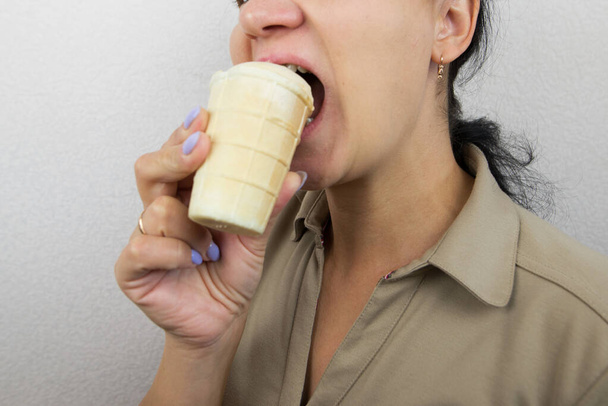 Detailní záběr ženy, jak jí zmrzlinu. Oříznutá fotografie. - Fotografie, Obrázek