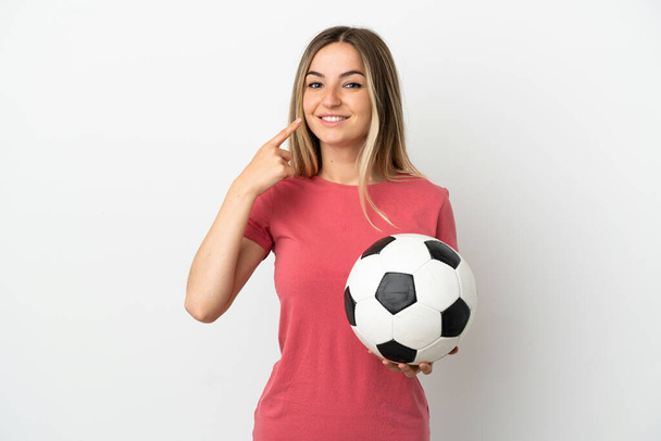 Joven futbolista mujer sobre aislada pared blanca dando un gesto pulgares hacia arriba - Foto, Imagen