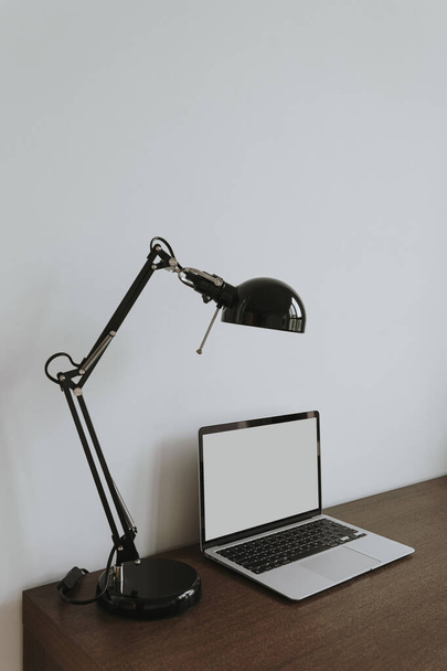 Домашнее офисное рабочее место с ноутбуком, лампа на столе. Современный дизайн интерьера - Фото, изображение