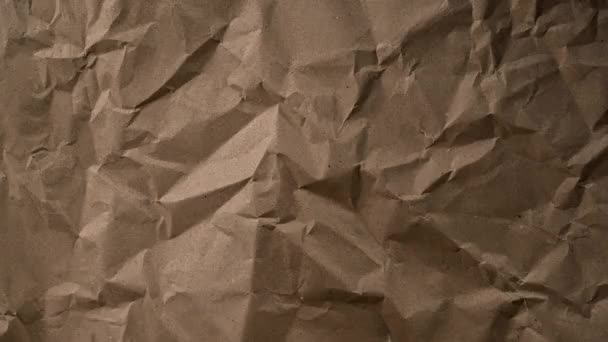 Animace zmačkaného papíru pohybujícího se snímek po snímku. Struktura vrásčitého papíru se pohybuje. Odhaluje složitý vzor složených čar a stínů, který nabízí vizuální cestu náhodně - Záběry, video
