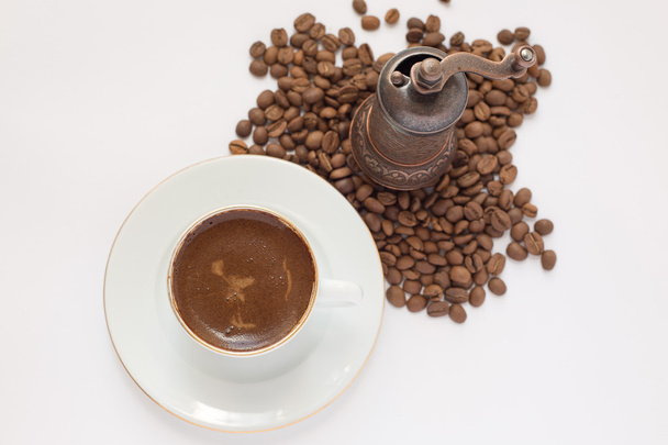Kahve değirmeni ve kahve fincanı - Fotoğraf, Görsel