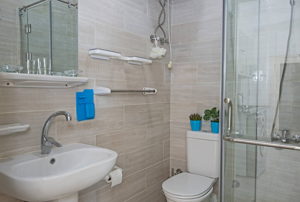 高級ショーのインテリアデザイン シャワーキュービクルとシンク付きのホームアパートのバスルーム - 写真・画像