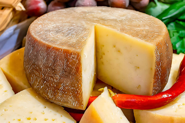 Gerijpte, ambachtelijke Manchego kaas uit Spanje, een gastronomisch genot - Foto, afbeelding