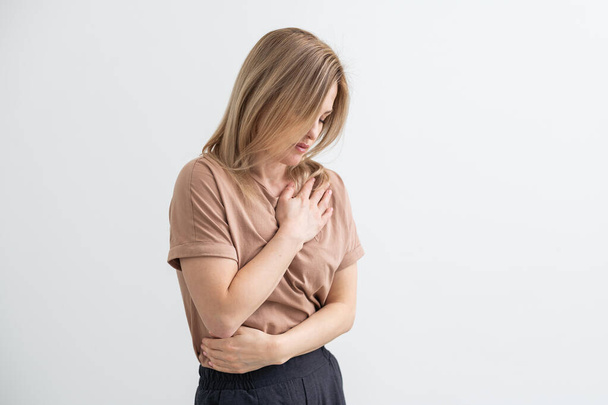 Γυναίκα Στομάχι Ache. Γυναίκα αγγίζει το στομάχι του. Στομαχόπονος και άλλοι έννοια στομαχικές παθήσεις. Το κορίτσι έχει στομαχόπονο. Νεαρή γυναίκα που υποφέρει από κοιλιακό άλγος - Φωτογραφία, εικόνα