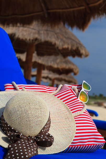 Chapeau de paille, sac et lunettes de soleil sur la plage tropicale
 - Photo, image