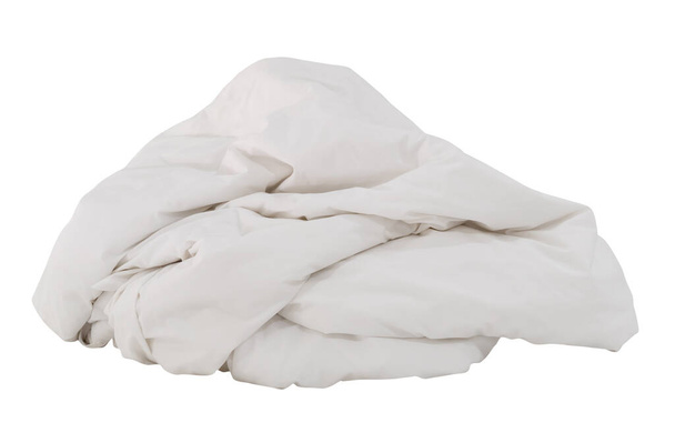 Λευκή τσαλακωμένη κουβέρτα ή κλινοσκεπάσματα στο δωμάτιο του ξενοδοχείου άφησε ακατάστατα και βρώμικα μετά τη χρήση του επισκέπτη κατά τη διάρκεια της νύχτας απομονώνεται σε λευκό φόντο με μονοπάτι ψαλίδισμα - Φωτογραφία, εικόνα