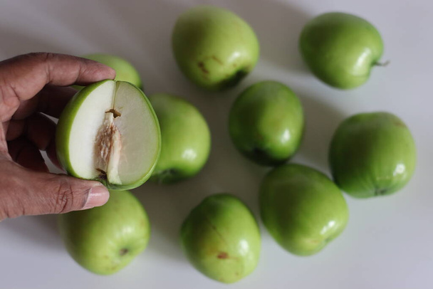 Ber apple vagy Juju Be. Élénk kép a Juju Be alma, bemutatja a textúra és a gazdag szín, belül és kívül egyaránt. Tökéletes az egészség, a táplálkozás és a gyümölcs témájú tervek. Lövés fehér háttér - Fotó, kép