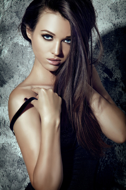 Seductive Fashion Model Girl. Beauty Young Woman Portrait. Dark Long Hair, Tan Bronze Skin. - Photo, Image