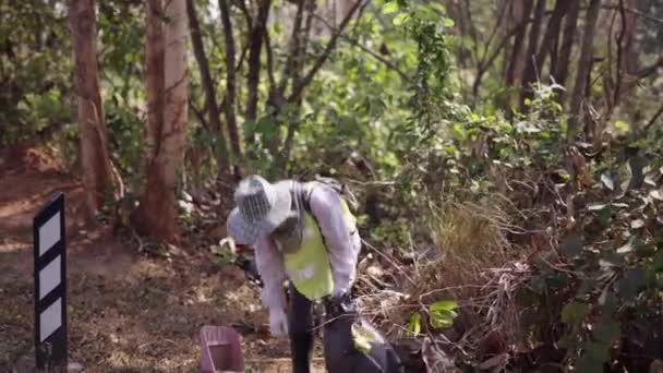 Мусор, подбираемый неузнаваемой женщиной в Таиланде - 4K Горизонтальный традиционный образ жизни - Кадры, видео